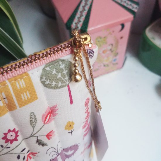 Le détail chic et raffiné joli zip doré pour cette trousse matelassée en tissu imprimé maisons Dashwood Studio Elinor