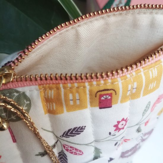 Le détail chic et raffiné doublure lin coton écrue pour cette trousse matelassée en tissu imprimé maisons Dashwood Studio Elinor