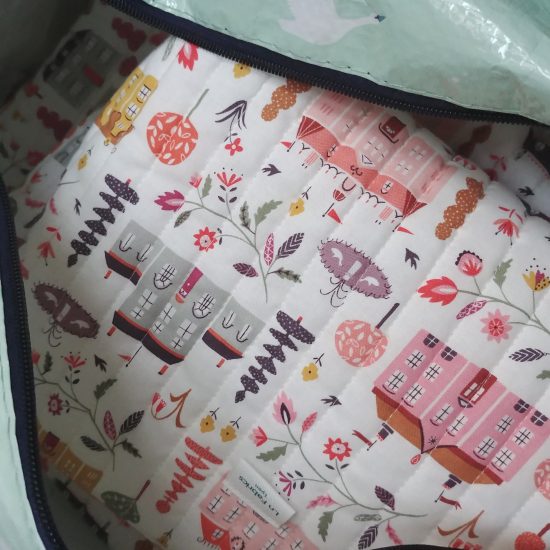 Trousse en tissu matelassée coton imprimé maisons Dashwood Studio Elinor