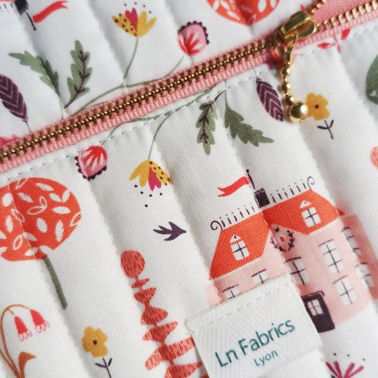 Le détail chic et raffiné joli zip doré pour cette trousse matelassée en tissu imprimé maisons Dashwood Studio Elinor