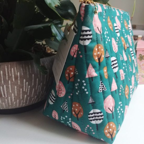 Pratique la poignée sur la trousse de voyage matelassée en coton imprimé arbres et foret Dashwood Studio Geo forest