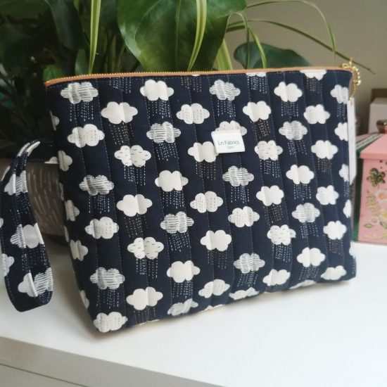 Trousse matelassée en tissu lin et coton imprimé nuages Dashwood Studio bleu nuit