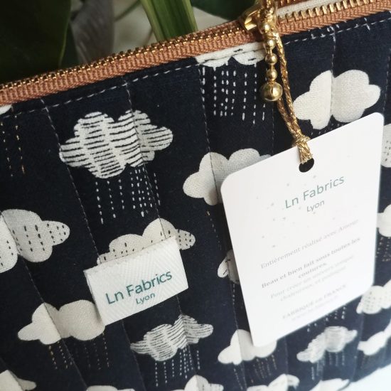 Détail chic et raffiné sur le zip de la trousse matelassée en tissu lin et coton imprimé nuages Dashwood Studio bleu nuit