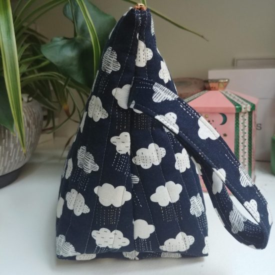 Pratique la poignée sur la trousse de voyage matelassée en tissu lin et coton imprimé nuages Dashwood Studio bleu nuit