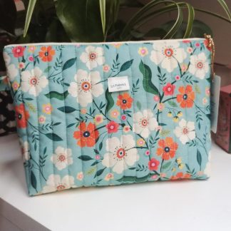 Trousse bleue à fleurs oranges et blanches matelassée en coton imprimé fleurs Dashwood Studio Hedgerow