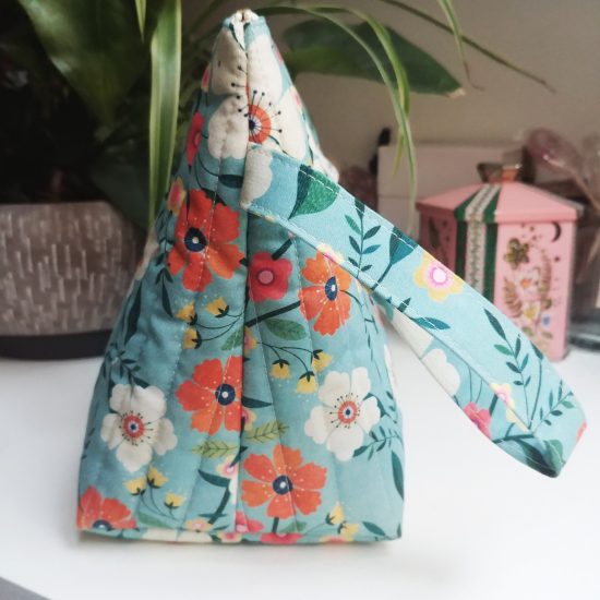 Pratique la poignée sur la trousse de voyage matelassée coton imprimé à fleurs Dashwood Studio Hedgerow