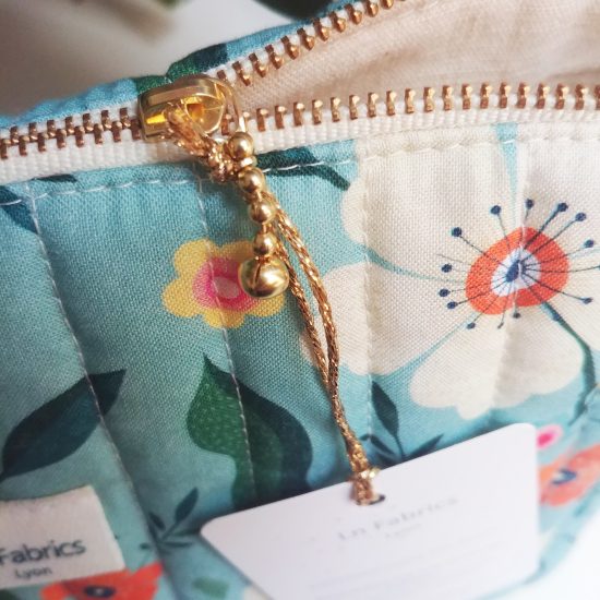 Détail chic et raffiné la doublure lin coton de la trousse en tissu matelassé coton imprimé bleu fleurs oranges et blanches Dashwood Studio Hedgerow
