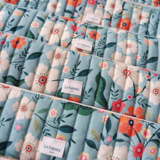 Trousse bleue à fleurs oranges et blanches matelassée en coton imprimé fleurs Dashwood Studio Hedgerow