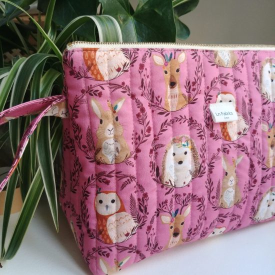 Trousse matelassée rose cyclamen en coton imprimé herisson lapin chouette biche Dashwood Studio wild panel