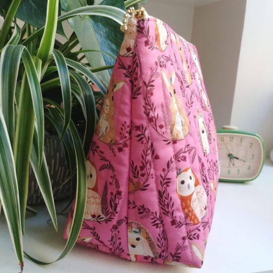 Trousse matelassée rose cyclamen en coton imprimé herisson lapin chouette biche Dashwood Studio wild panel