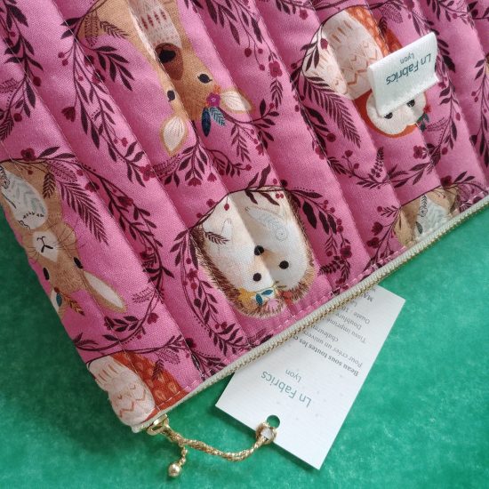 Détail chic et raffiné le zip doré de la trousse en tissu matelassé coton imprimé bleu fleurs oranges et blanches Dashwood Studio wild panel