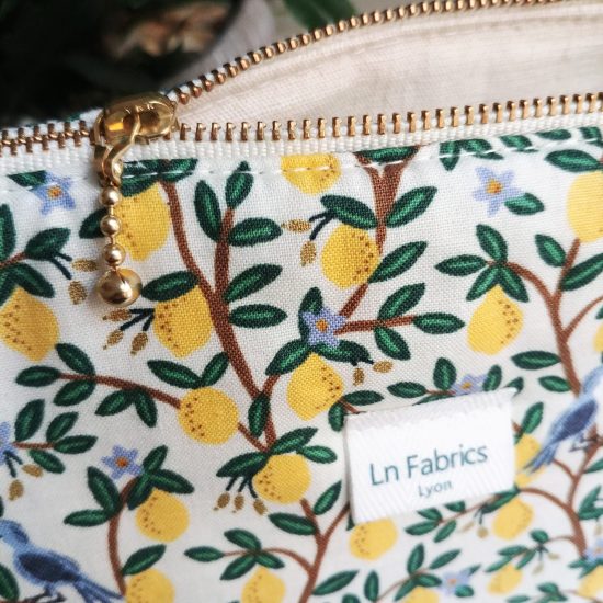 Le détail chic et raffiné la doublure en coton écrue pour cette trousse molletonnée en tissu imprimé rifle paper co citrons et oiseaux