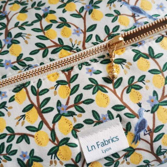 Finition de qualité pour cette trousse molletonnée en tissu imprimé rifle paper co citrons