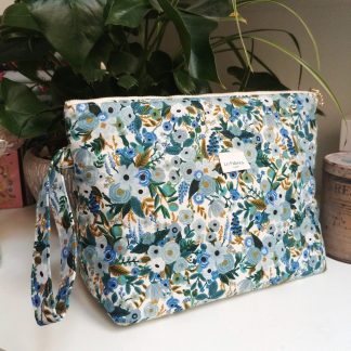 Trousse molletonnée en coton imprimé fleurs bleu ecru cobalt rifle paper co