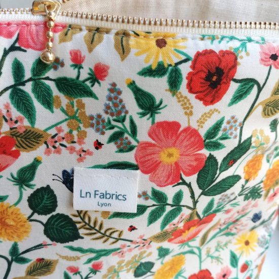 Le détail chic et raffiné le zip doré pour cette trousse molletonnée en tissu imprimé fleurs champêtres rifle paper co