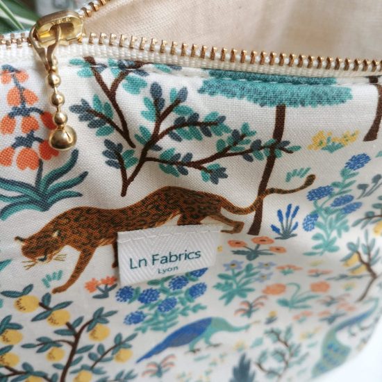 Le détail chic et raffiné la doublure lin coton écrue pour cette trousse molletonnée en tissu imprimépaons ecru rifle paper co