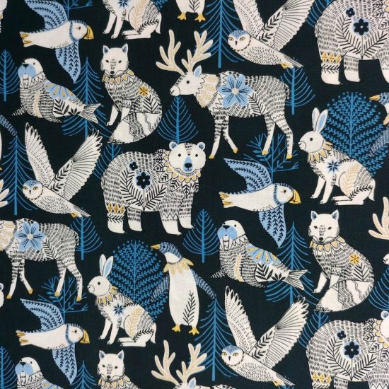 Tissu métallisé or imprimé paysage hivernal animaux polaires Dashwood Studio ours polaire, pingouin, morse, renard