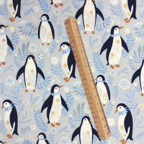 Tissu métallisé or imprimé paysage hivernal animaux polaires Dashwood Studio pingouin