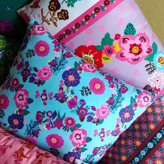 coussins en coton déhoussables imprimés Nathalie Lété pour créer un univers décalé coloré bohême et unique en son genre fleurs rayures mosaiques coloré et joyeux