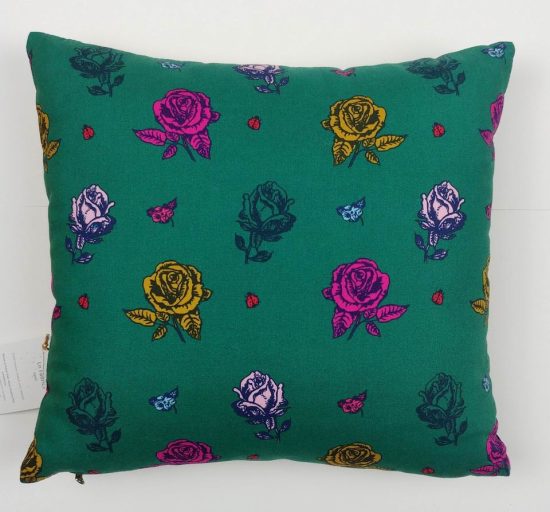 Coussin coton imprimé Nathalie Lété roses fuschia jaune sur fond vert émeraude