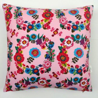 Coussin imprimé couronnes de fleurs fond rose blush tissu Nathalie Lété pour Free Sprit