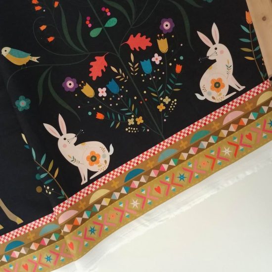 trre of life tissu motif imprimé animaux cerf lapin hibou fleurs végétaux poétique et coloré coton couture créative débutant