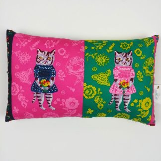 Mini coussin Nathalie Lété duo de chats au bouquet de fleurs rose fuschia vert prairie