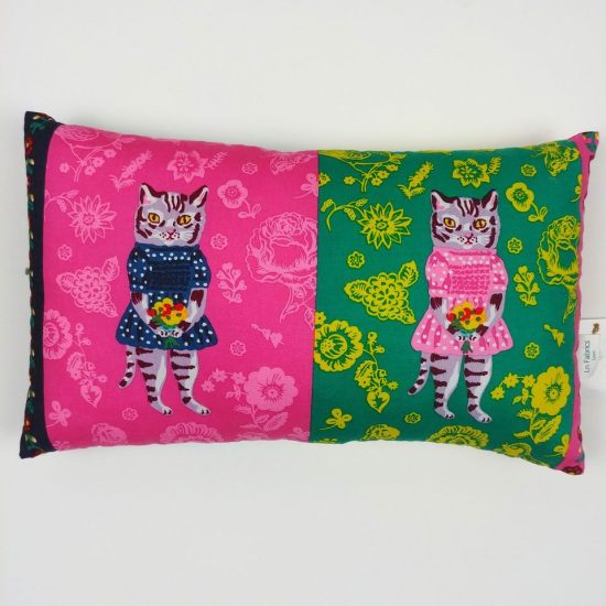 Mini coussin Nathalie Lété duo de chats au bouquet de fleurs rose fuschia vert prairie