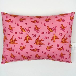 mini coussin tissu Nathalie Lété frais et lumineux love and birds sur fond rose malabar de soiseaux dessinés au trait jaune d'or