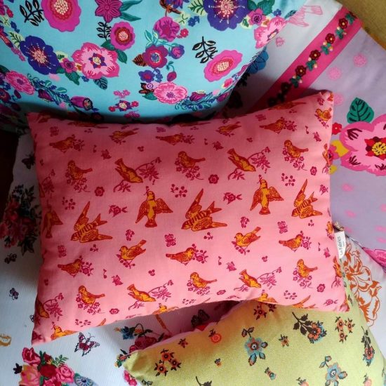 coussin coton Natahalie Lété imprimé oiseaux sur fond rose parfait pour décorer une chambre d'enfant