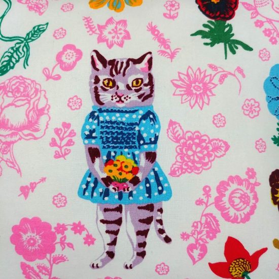 tissu Nathalie Lété chat dessiné au trait en robe avec un bouquet d efleurs