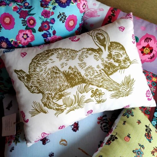 coussin coton Natahalie Lété imprimé animaux de la forêt pour parfait pour décorer chambre d'enfant recto lapin verso oiseau