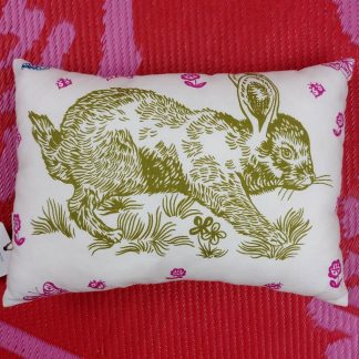 mini coussin tissu Nathalie Lété promenade dans les bois fond écru lapin dessiné autrait vert anis