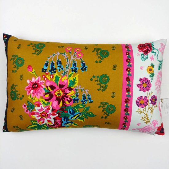 Coussin en coton tissu imprimé Nathalie Lété bouquets de fleurs rose rouge vert sur fond bronze guirlande de fleurs bohême ethnique vintage