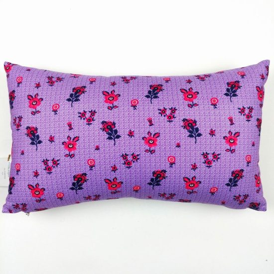 Coussin en coton déhoussable tissu imprimé Nathalie Lété imprimé floral et champêtre fleurs rose fuschia sur fond violet