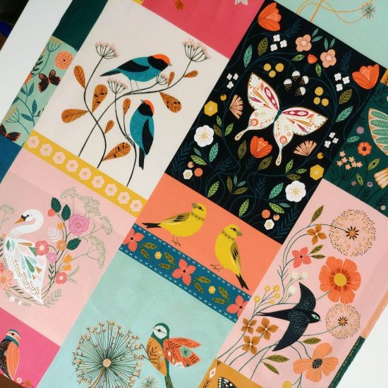 Tissu imprimé Aviary créatif motif unique dans toute sa largeur grande diversité de motifs oiseaux cygnes papillons hirondelles canaris mésanges