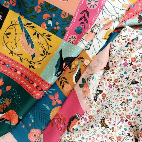 Tissu Aviary multi panel Dashwood Studio tissu imprimé motif fleurs papillons oiseaux parfait pour la couture créative