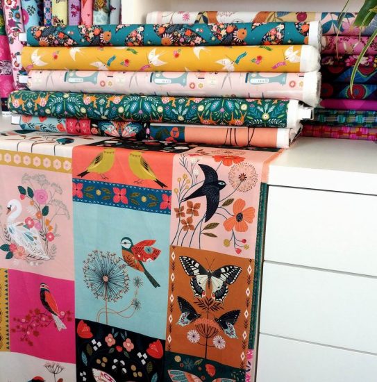 Tissus imprimés Dashwood Studio originaux créatifs joyeux colorés de jolies combinaisons créativité textile superbe