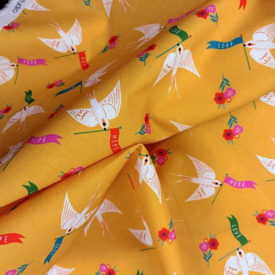 tissu imprimé Dashwood Studio joyeux et coloré imprimé oiseaux sur fond jaune miel
