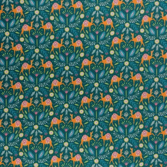 Tissu Dashwood Studio Silk Roads imprimé chameaux oranges sur fond vert forêt