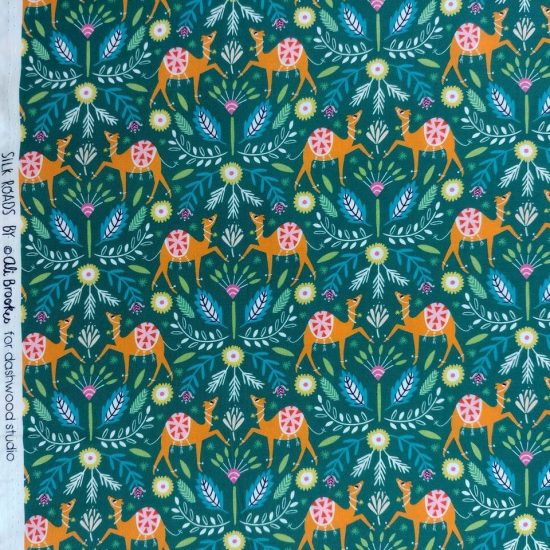 Tissu Dashwood Studio Silk Roads imprimé chameaux oranges sur fond vert jungle couture accessoires enfant