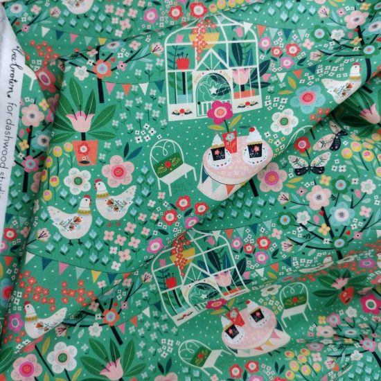 Tissu imprimé Strawberry Tea Dashwood Studio jardin vert coloré lumineux pour la couture créative