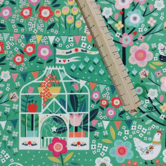 tissu imprié Dashwood Studio Strawberry Tea boire le thé au jardin parmi les fleurs les poules fanion colorés