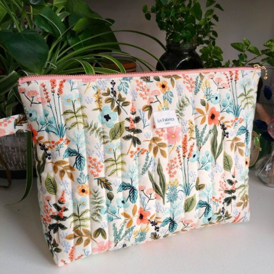 trousse matelassée tissu imprimé fleurs le printemps Rifle Paper Co fabriquée en France