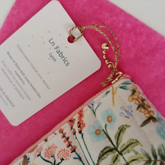 trousse matelassée imprimé fleurs le printemps Rifle Paper Co une belle idée de cadeau à offrir