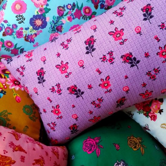 Coussin créateur Nathalie Létécoloré lumineux joyeux à mélanger pour créer un univers unique chaleureux tendance