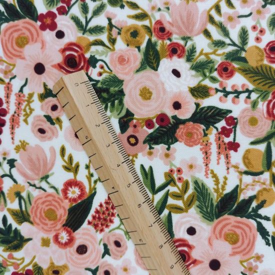 tissu coton imprimé fleurs rifle paper co pour la couture créative boule de fleurs rose thé corail groseille et feuillage vert sapin vert mousse