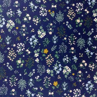 tissu imprimé Strawberry Fields de Rifle Paper Co motif fleuri un fond bleu marine un foisonnement de fleurs champêtres aux couleurs pastels rose, bleu, gris, beige