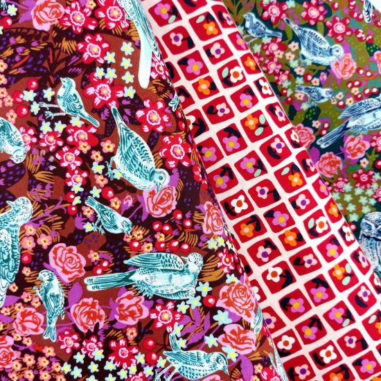 tissus imprimés mon jardin de Nathalie Lété pour Free Spirit créations couture originales, coordoonnés oiseaux et damier fleurs dans la gamme chaude et colorée rouge rose violine