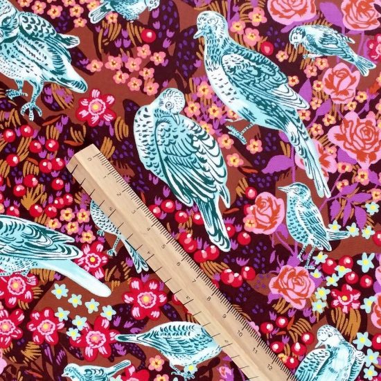 coton imprimé oiseaux bleu canard sur un motif de fleurs de végétaux de fruits aux couleurs chaudes grenade, brun rouge, violine parfait pour la couture créative